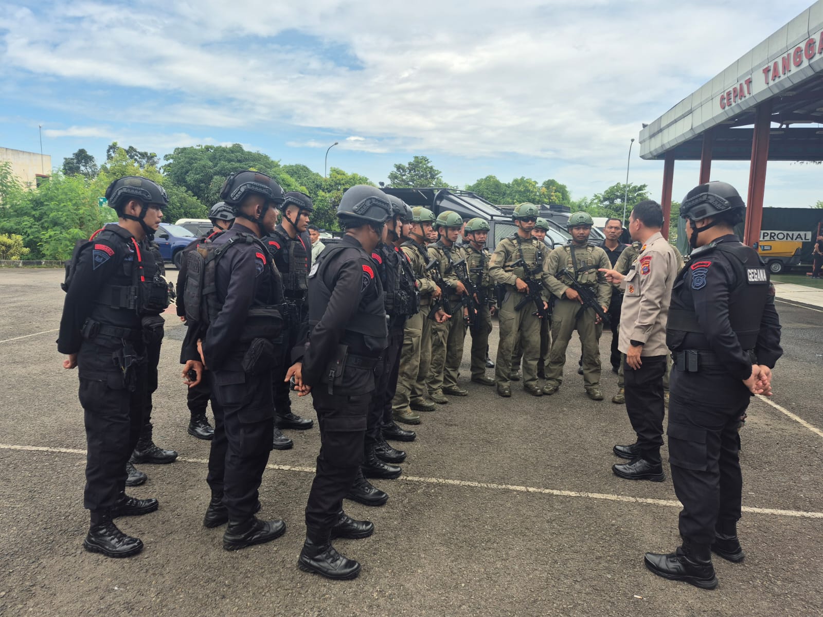TNI Bantu Evakuasi dan Sterilkan Ancaman Bom di Pesawat Saudia Airlines (SinPo.id/PuspenTNI)