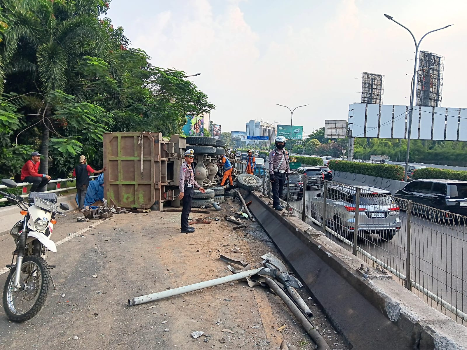Truk pasir yang kecelakaan di Jakarta Barat (SinPo.id/Dok.TMC Polda Metro)