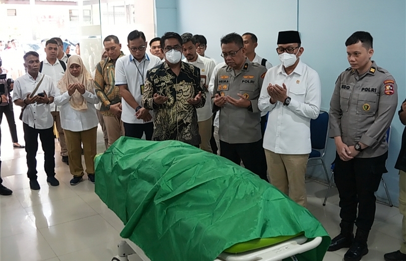 Menteri P2MI Abdul Kadir Karding melayanti jenazah PMI Wahyuni di RS Polri. (SinPo.id/dok. KP2MI)