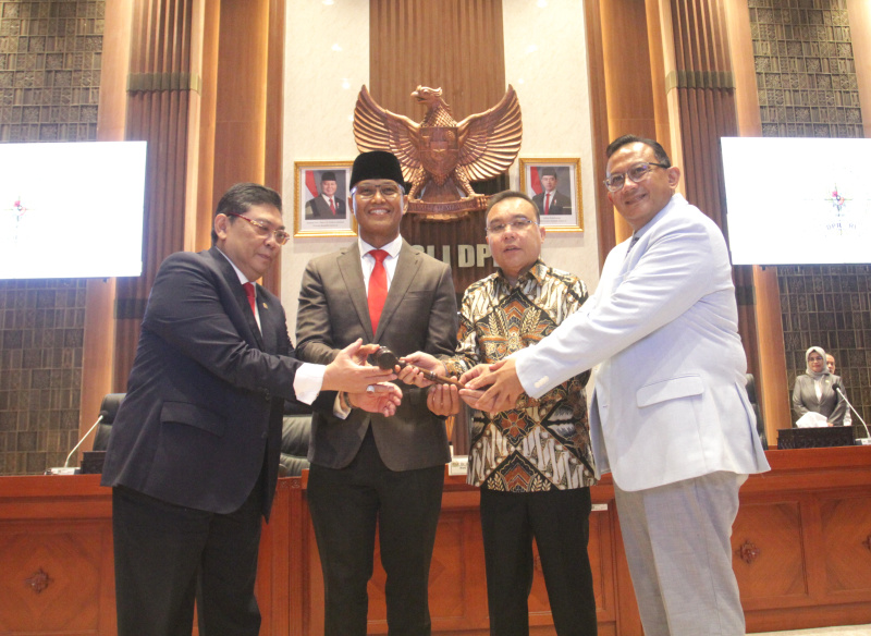 Wakil Ketua DPR RI Prof Sufmi Dasco Ahmad pimpin rapat sidang pergantian Pimpinan Wakil Ketua Komisi I Sukamta menggantikan Wakil Ketua Komisi I Ahmad Heryawan di Ruang Komisi I (Ashar/SinPo.id)