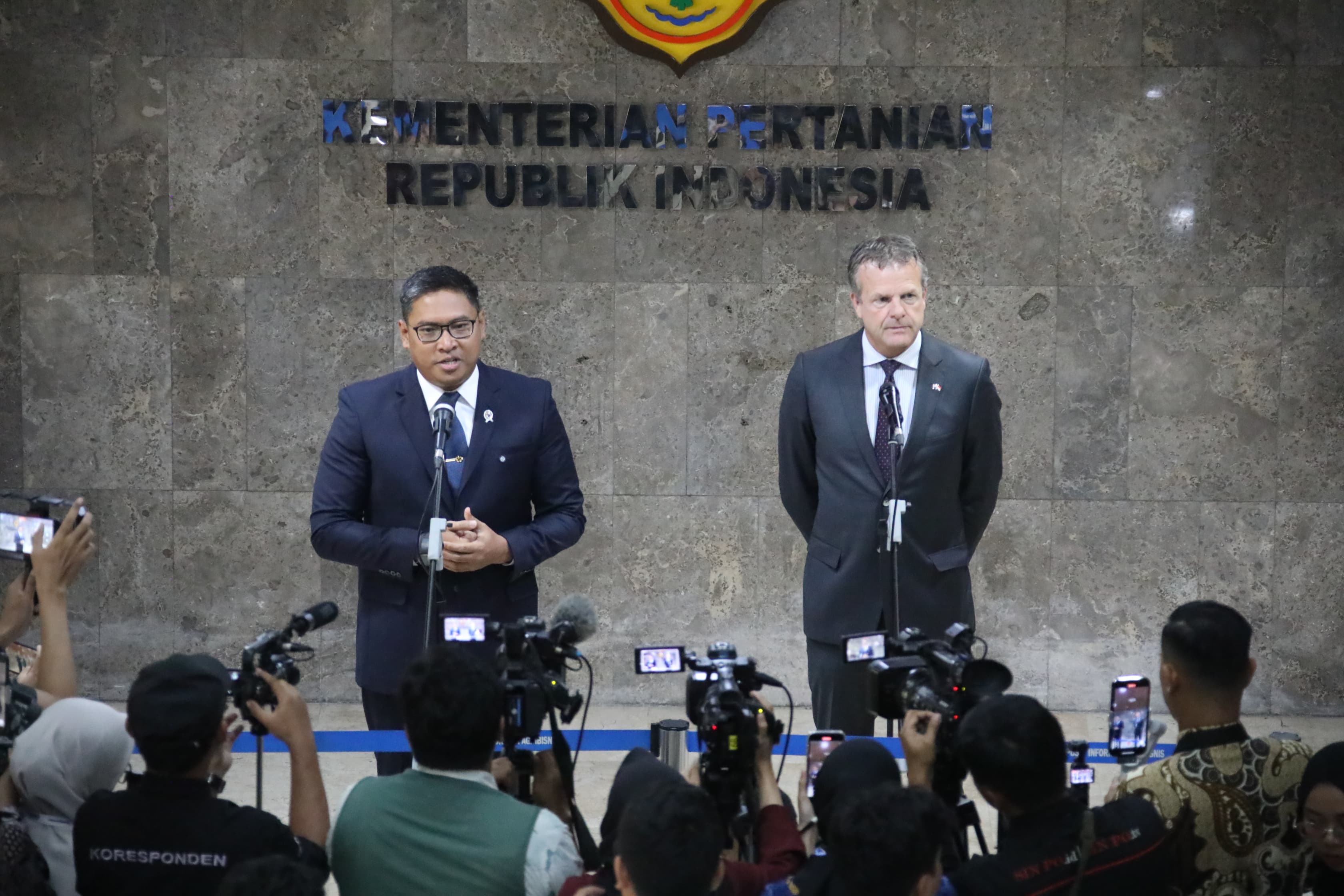 Wamentan RI Sudaryono dan Wamentan, Perikanan, Ketahanan Pangan Belanda, Guido Landheer (SinPo.id/ Dok. Kementan)