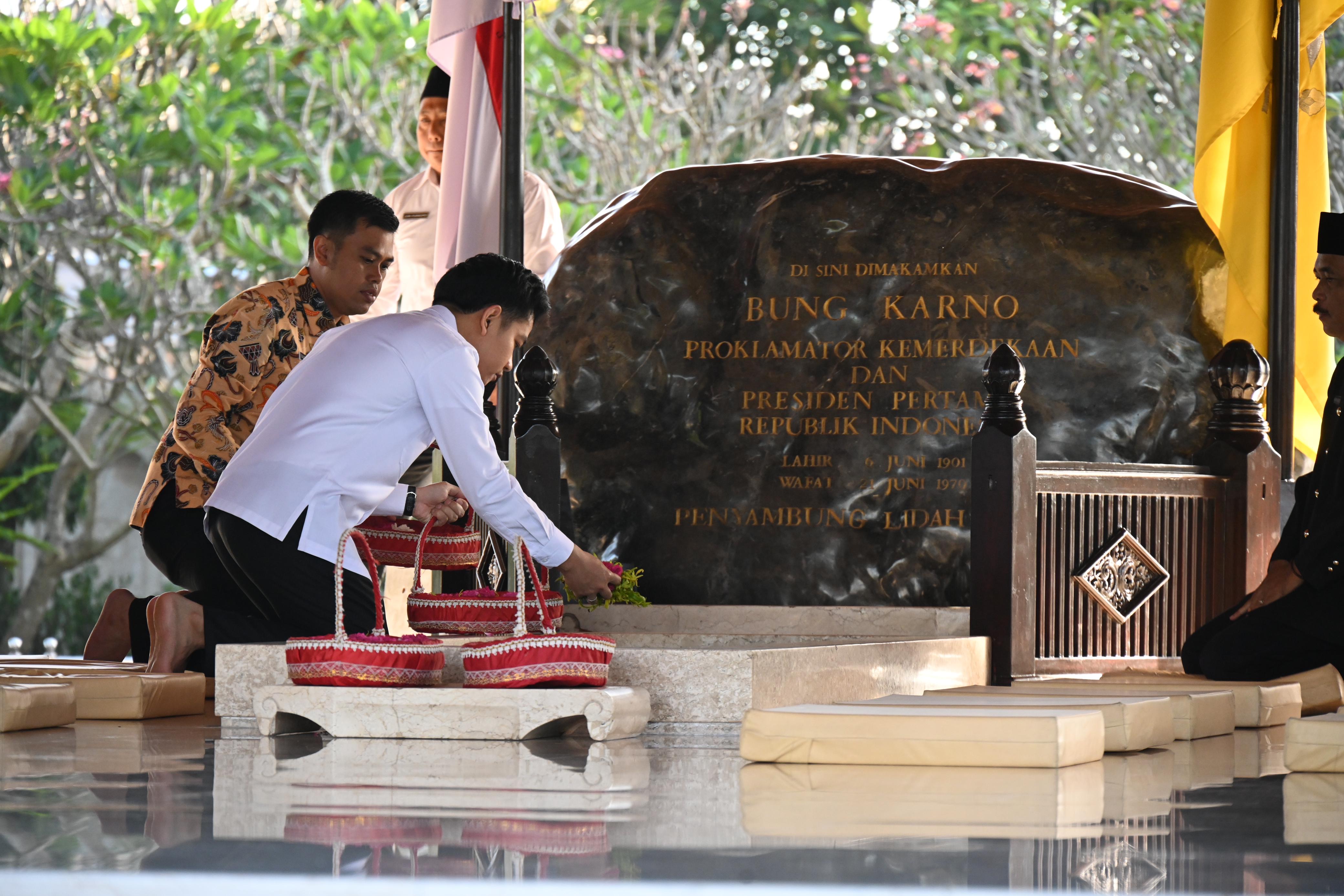 Wapres Gibran ziarah ke makam Bung Karno. (SinPo.id/Setwapres)