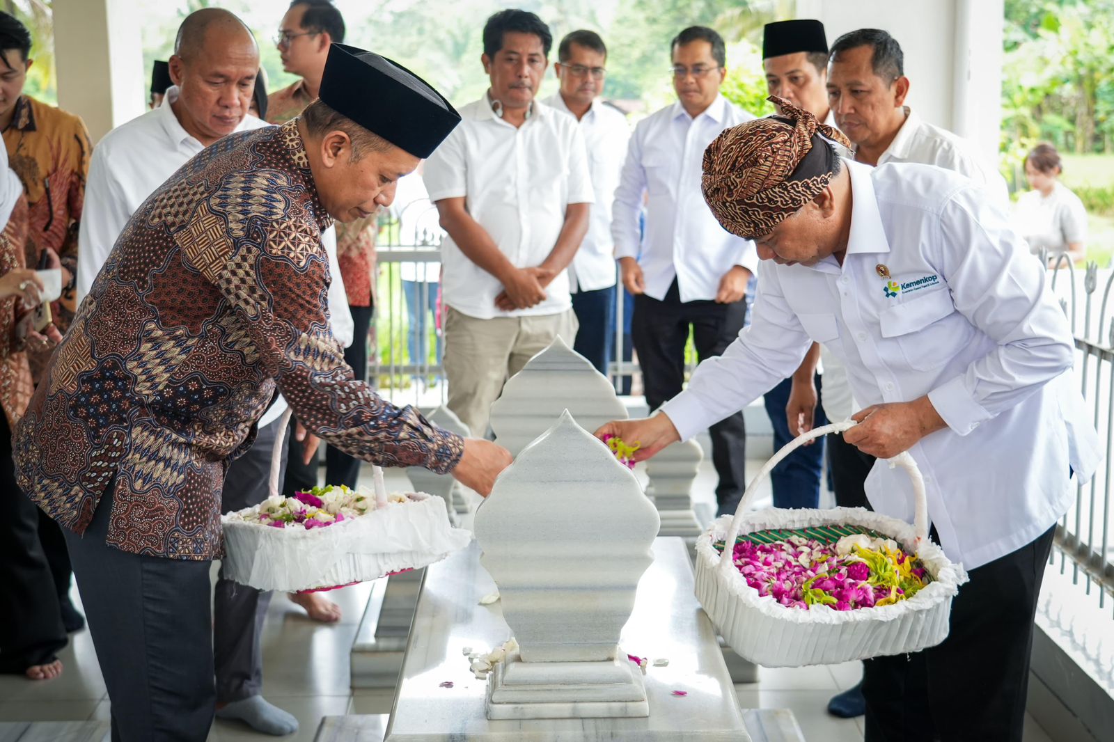 Menkop Budi Arie ziarah ke makam R.M. Margono Djojohadikusumo. (SinPo.id/dok. Kemenkop)
