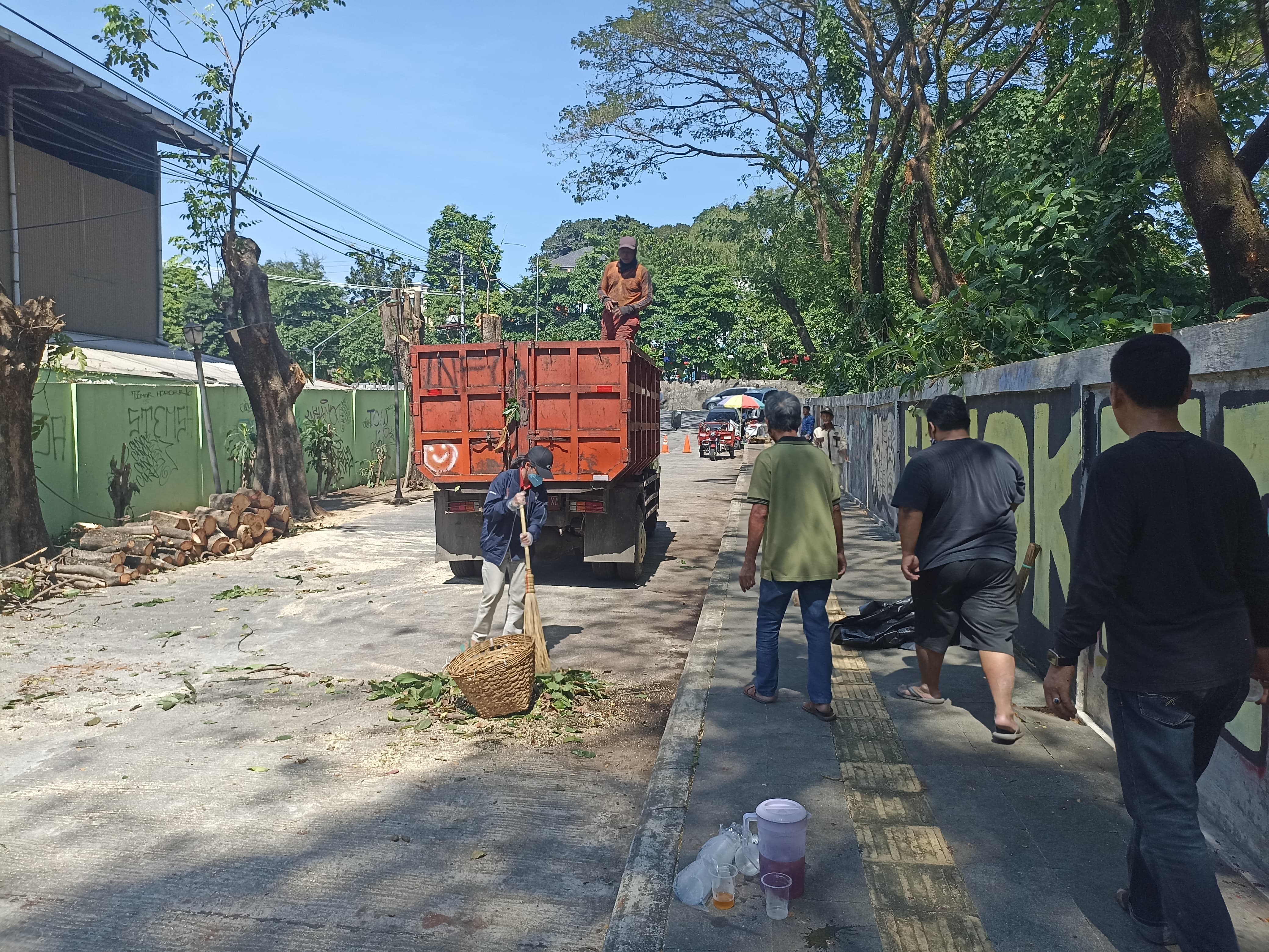 ADO Jateng menggelar aksi sosial dengan melakukan kegiatan resik-resik atau bersih-bersih di kawasan Jalan Kusumawardani. (SinPo.id/Istimewa)
