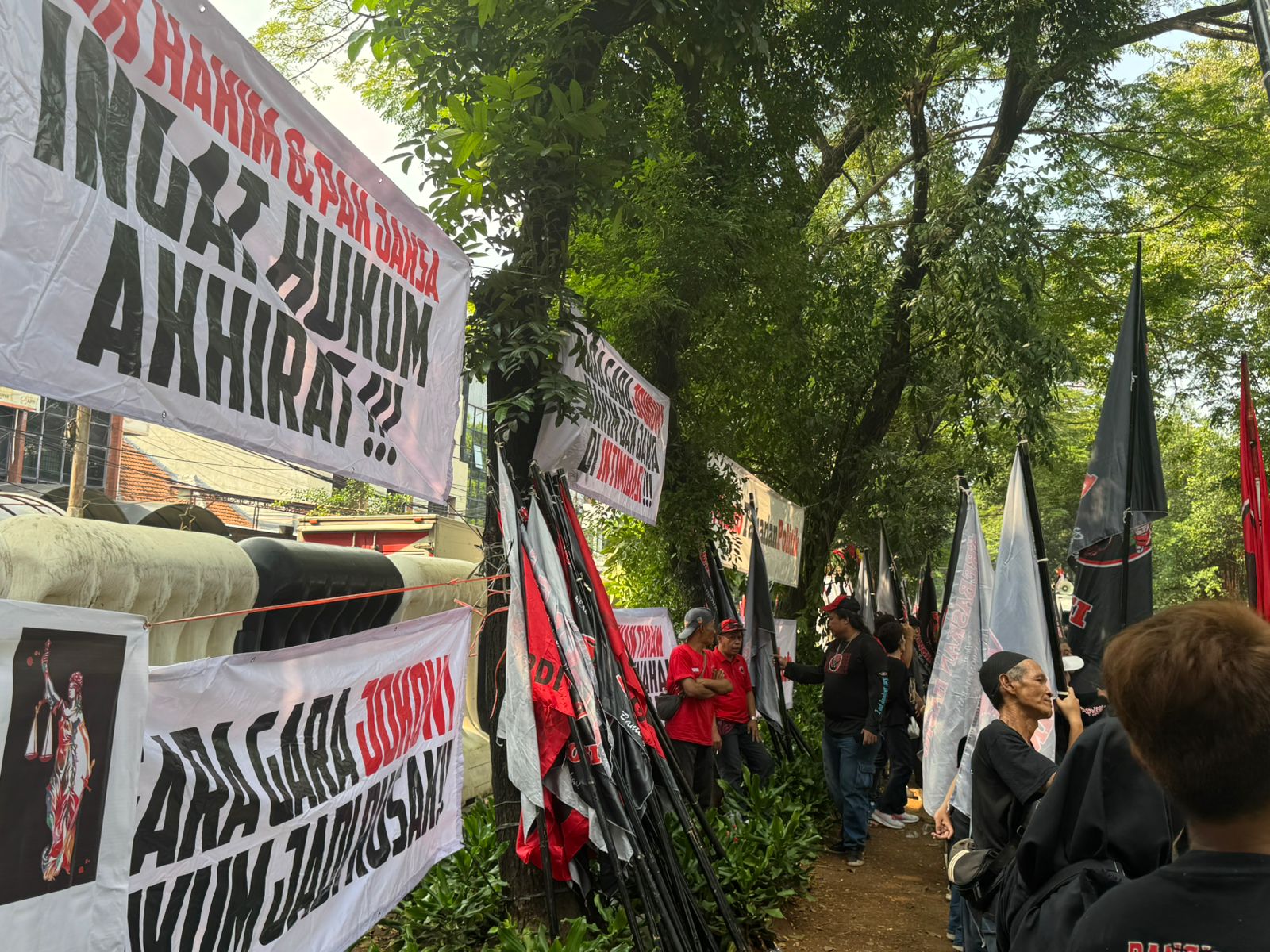 Massa aksi di depan Gedung PN Jakpus (Sinpo.id)