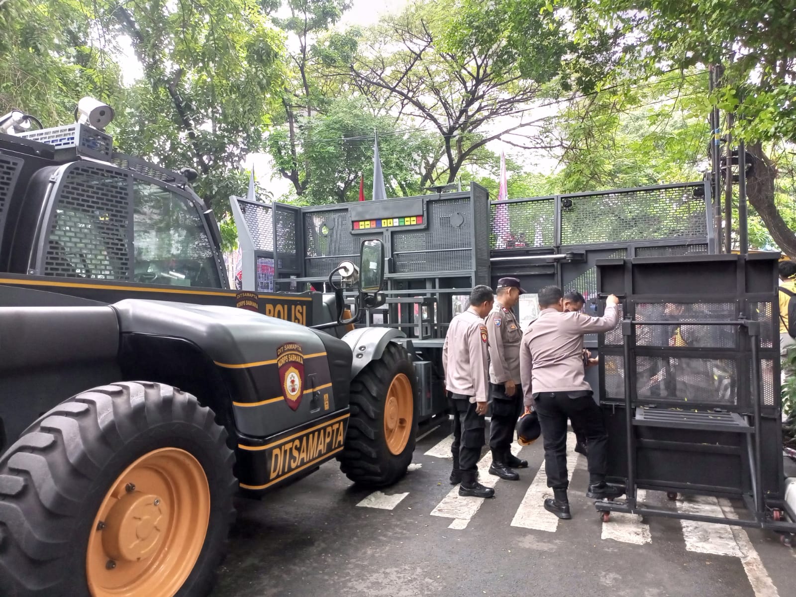 Pengamanan unjuk rasa di sidang Hasto di PN Jakarta Pusat (SinPo.id/Dok.Polres Jakpus)