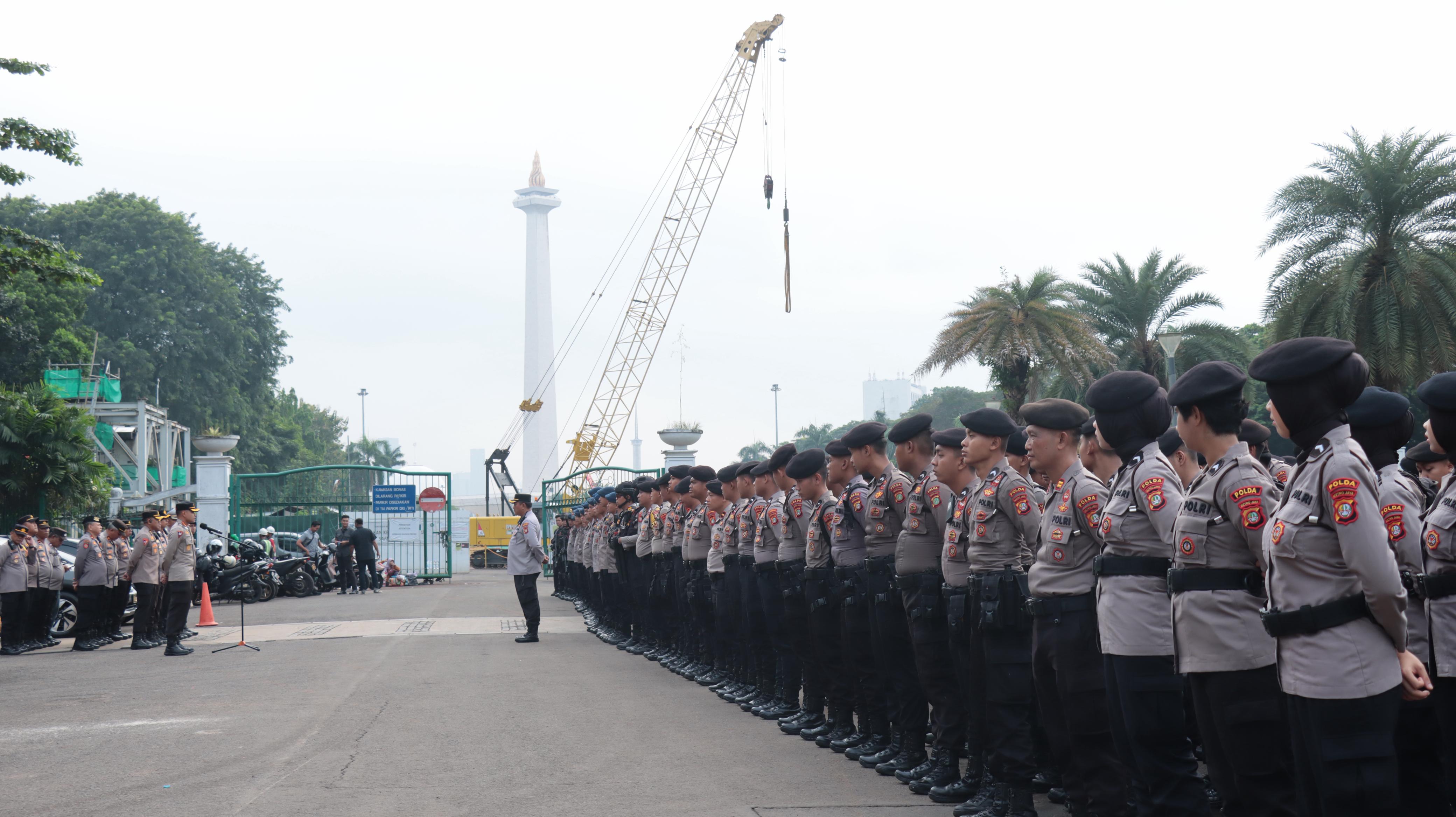 Anggota polisi mengawal keamanan aksi unjuk rasa di Monas (SinPo.id/Dok.Polres Jakpus)