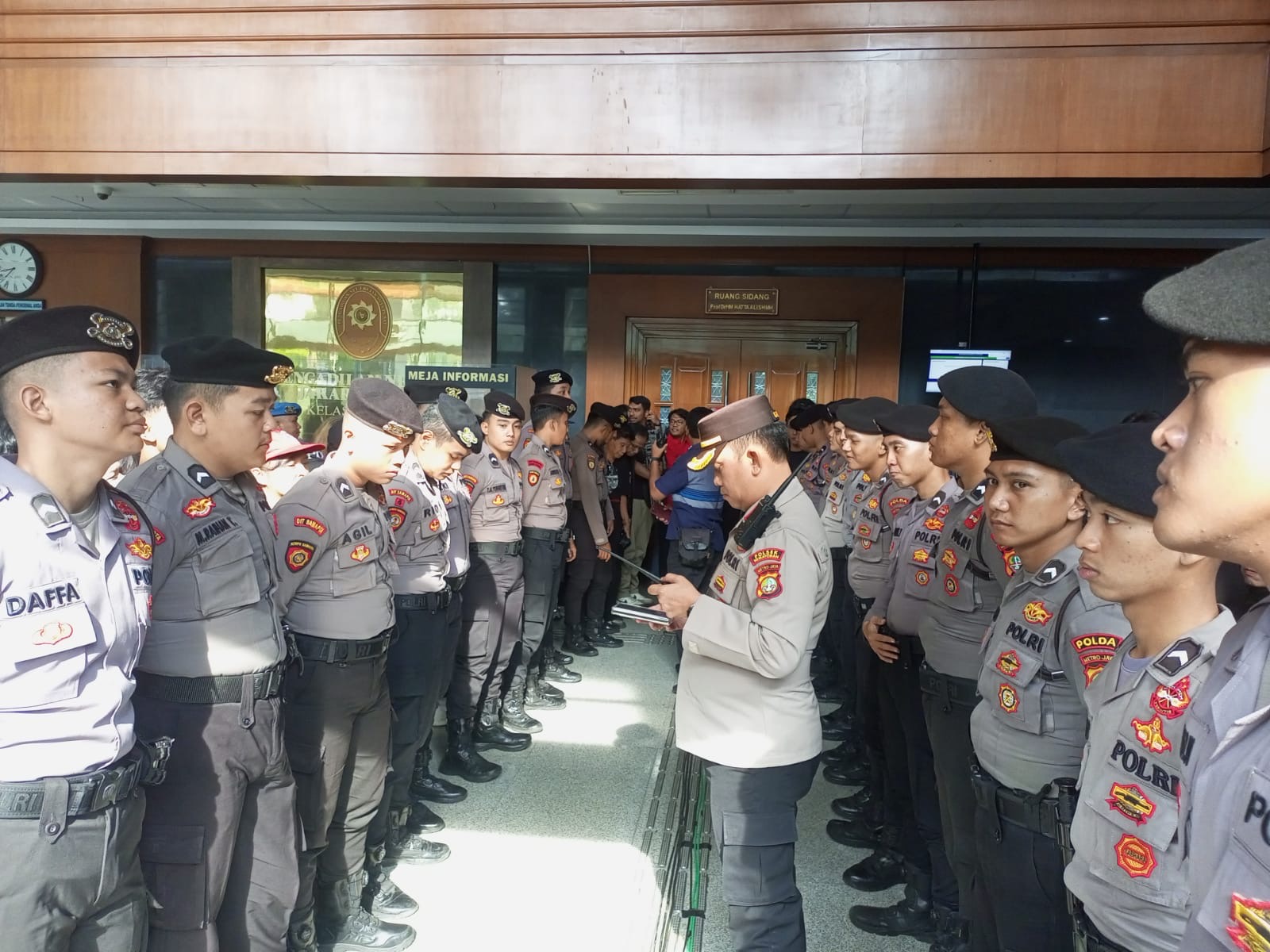 Anggota polisi yang mengawal sidang Hasto (SinPo.id/Dok.Polres Jakpus)