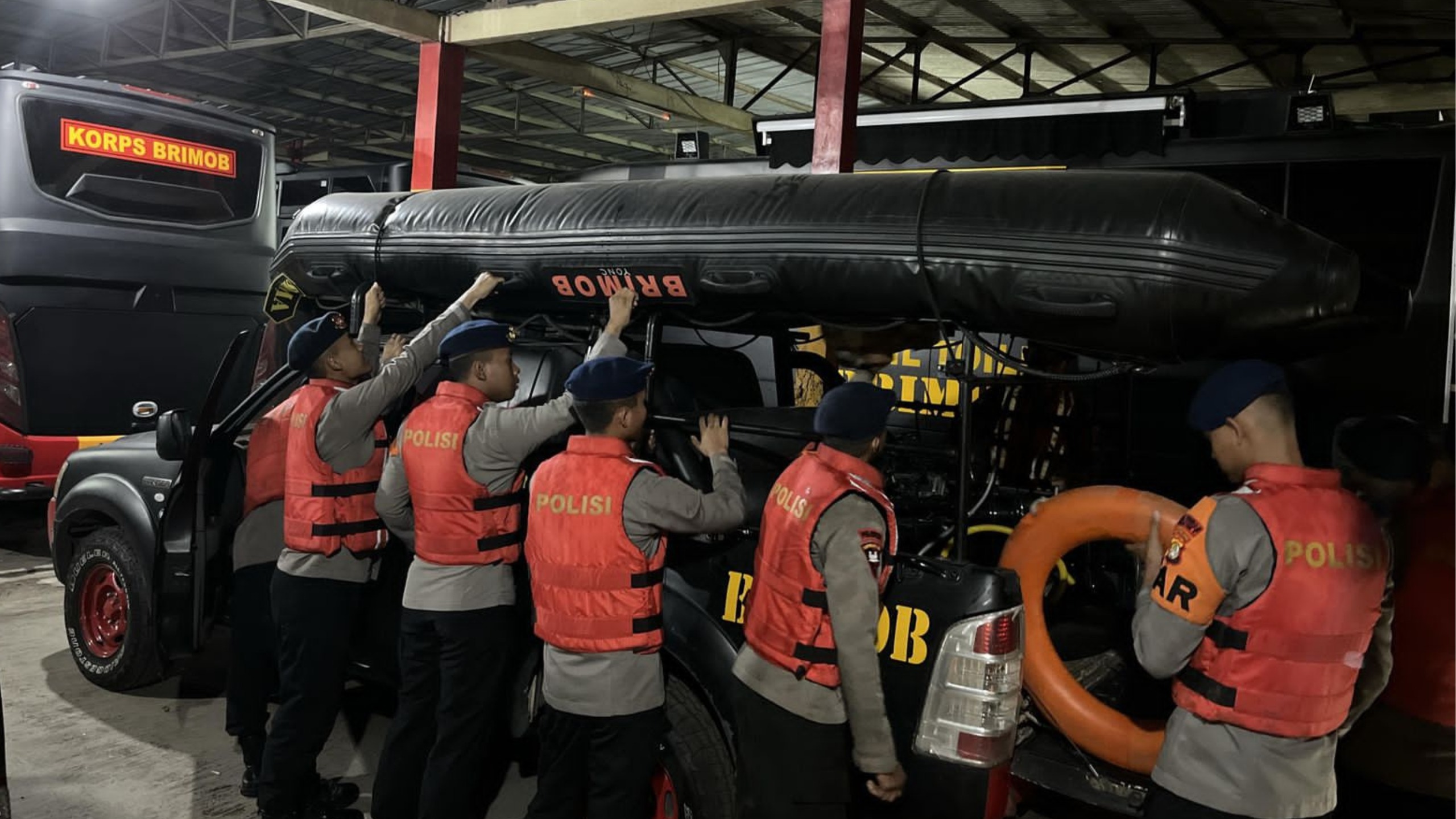 Tim Brimob Polda Metro Jaya saat patroli SAR di Tangsel (SinPo.id/Dok.PMJ)