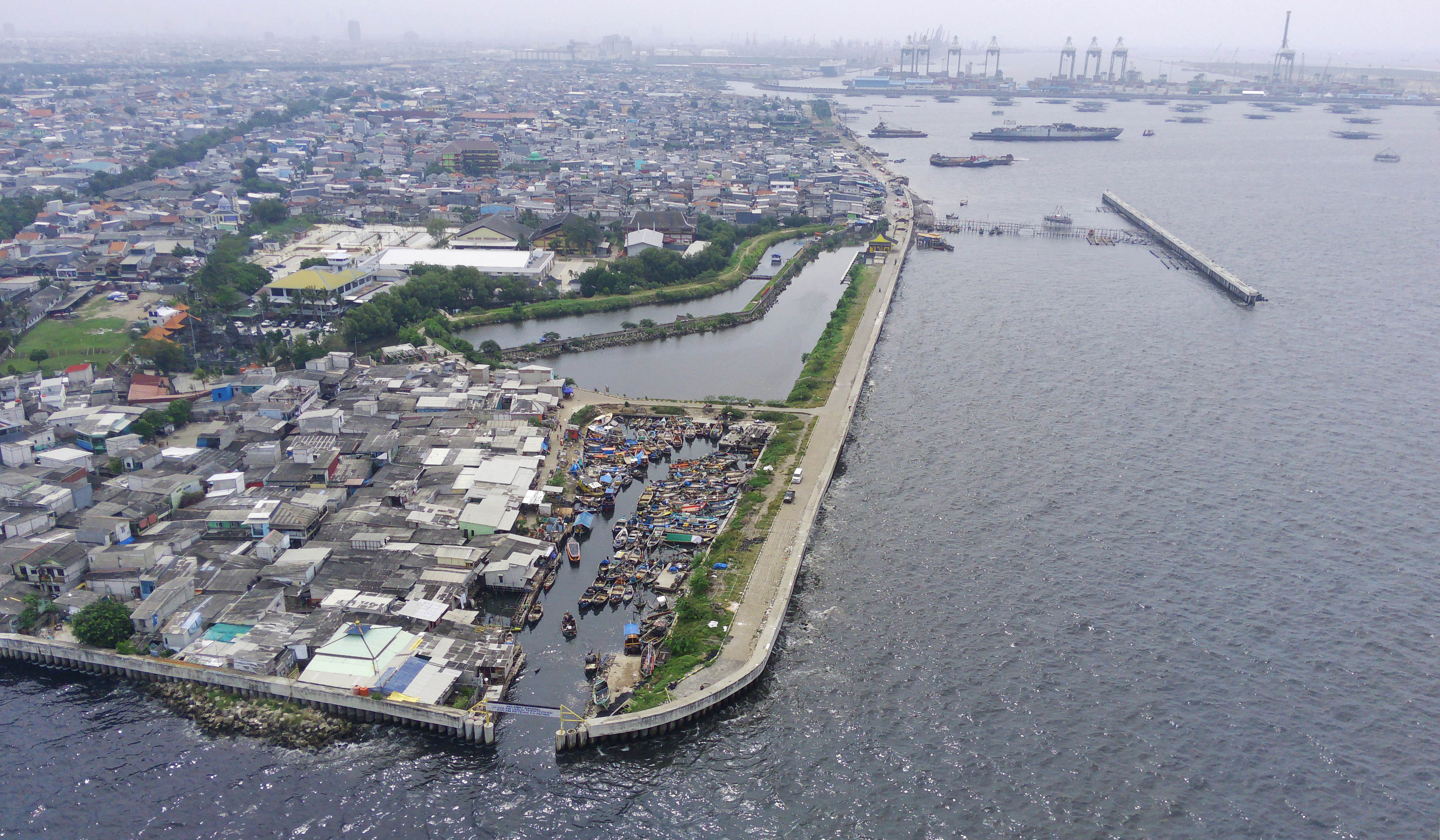 Tanggul laut dikawasan Kalibaru, Jakarta. (Agus Priatna/SinPo.id)