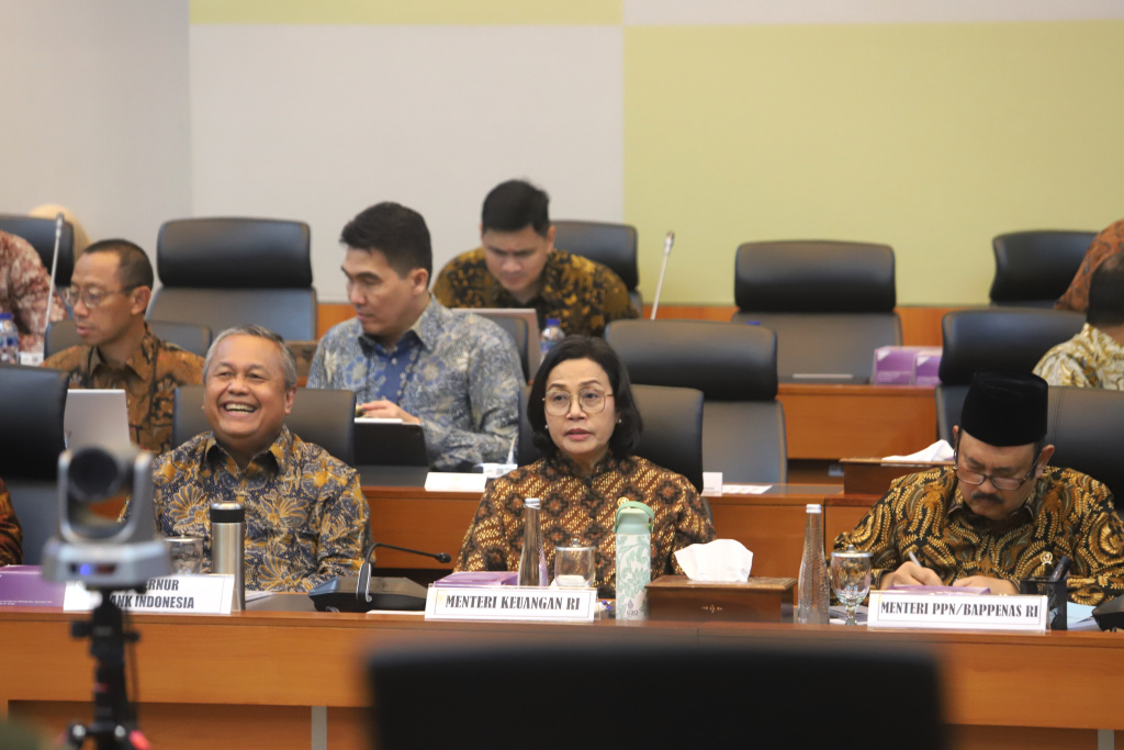 Banggar DPR menggelar raker dengan Menkeu Sri Mulyani, Menteri PPN/Bappenas Rachmat Pambudy dan Gubernur BI Perry Warjiyo bahas pendahuluan RAPBN TA 2026 (Ashar/SinPo.id)