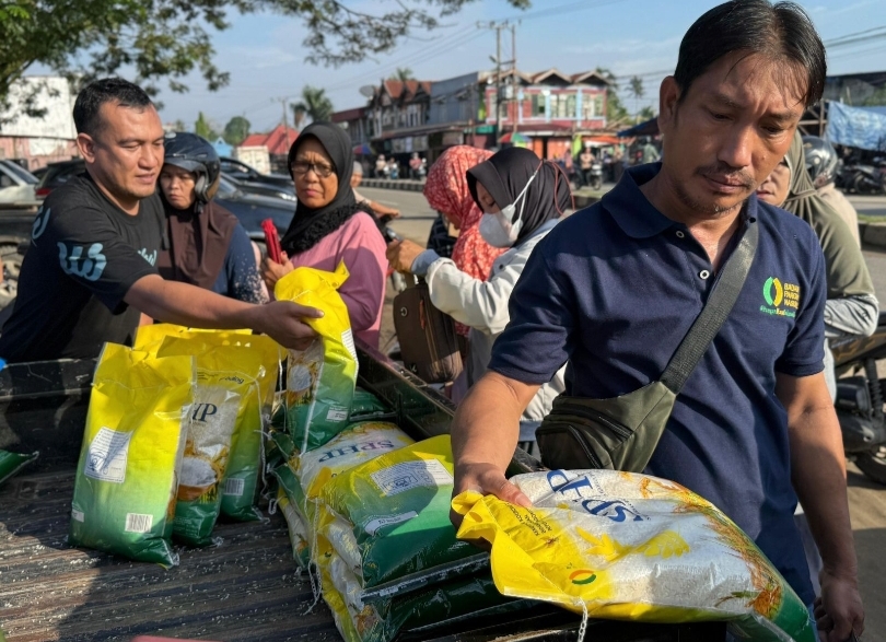 Ilustrasi pemerintah menyalurkan beras SPHP ke masyarakat (SinPo.id/ Dok. Bapanas)