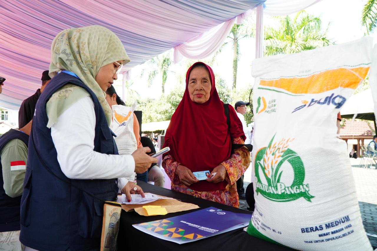 Penyaluran bantuan pangan oleh BULOG dan TNI (SinPo.id/ Dok. BULOG)