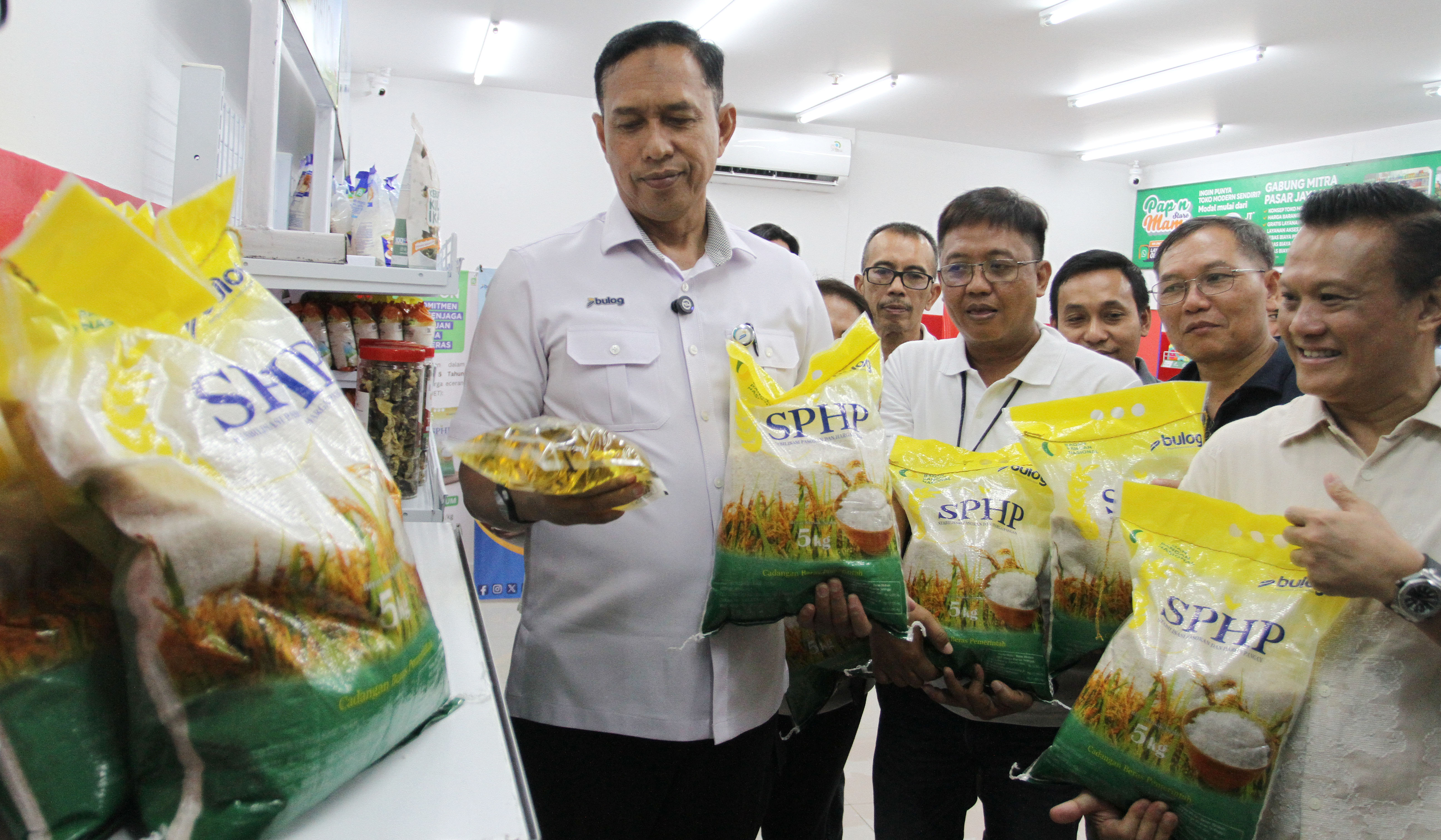 Dirut Perum Bulog, Ahmad Rizal Ramdhani, tinjau Koperasi Merah Putih. (Agus Priatna/SinPo.id)