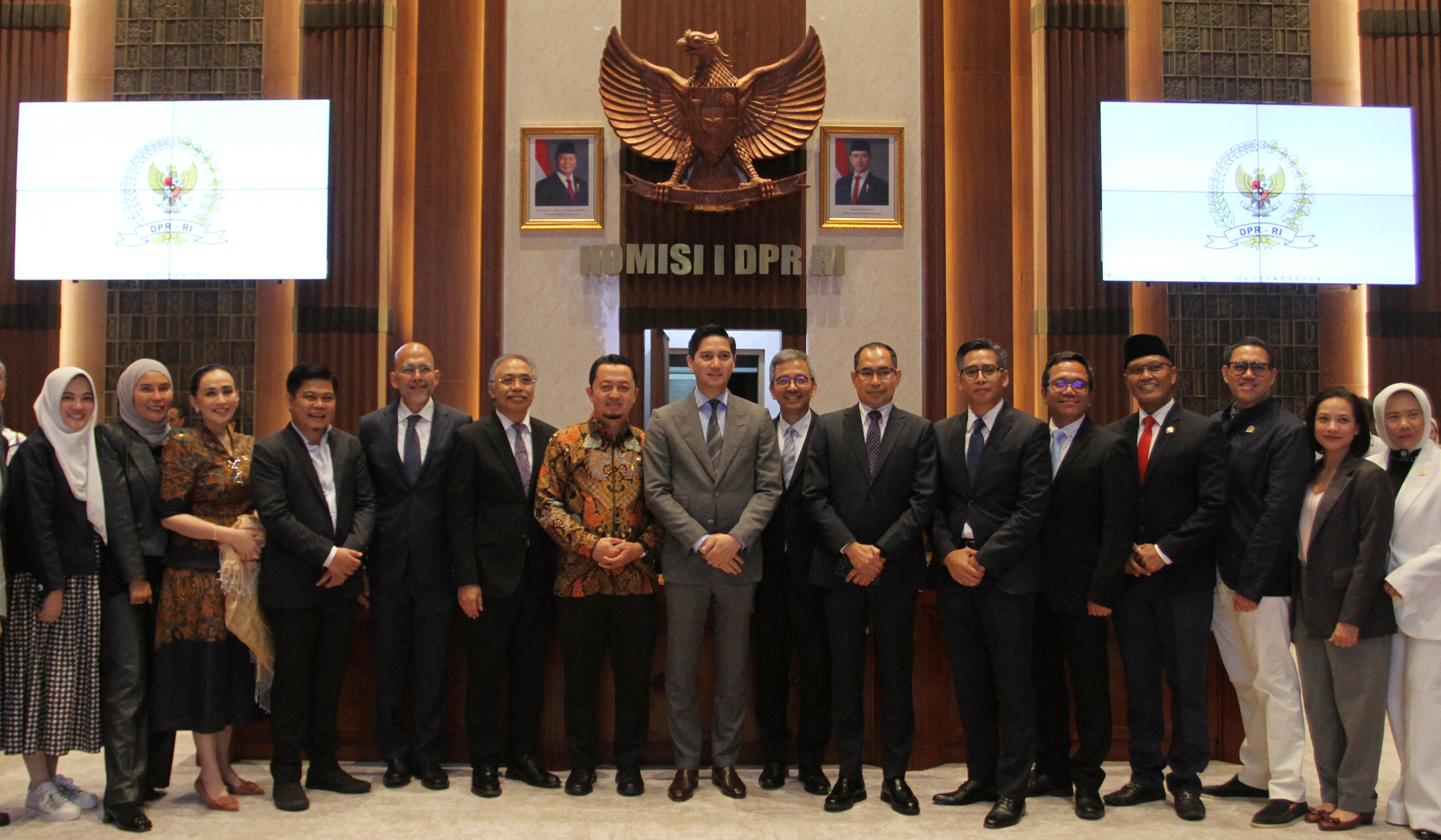 Wakil Ketua Komisi I DPR RI Budisatrio Djiwandono, foto bersama calon duta besar (dubes) Indonesia usai menggelar fit and proper test di ruang rapat Komisi I DPR RI, kompleks parlemen, Senayan, Jakarta, Sabtu (5 Juli 2025).