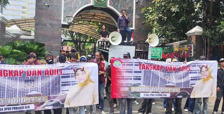 Demo mahasiswa NTB di Kejagung (SinPo.id/ Dok. Pribadi)