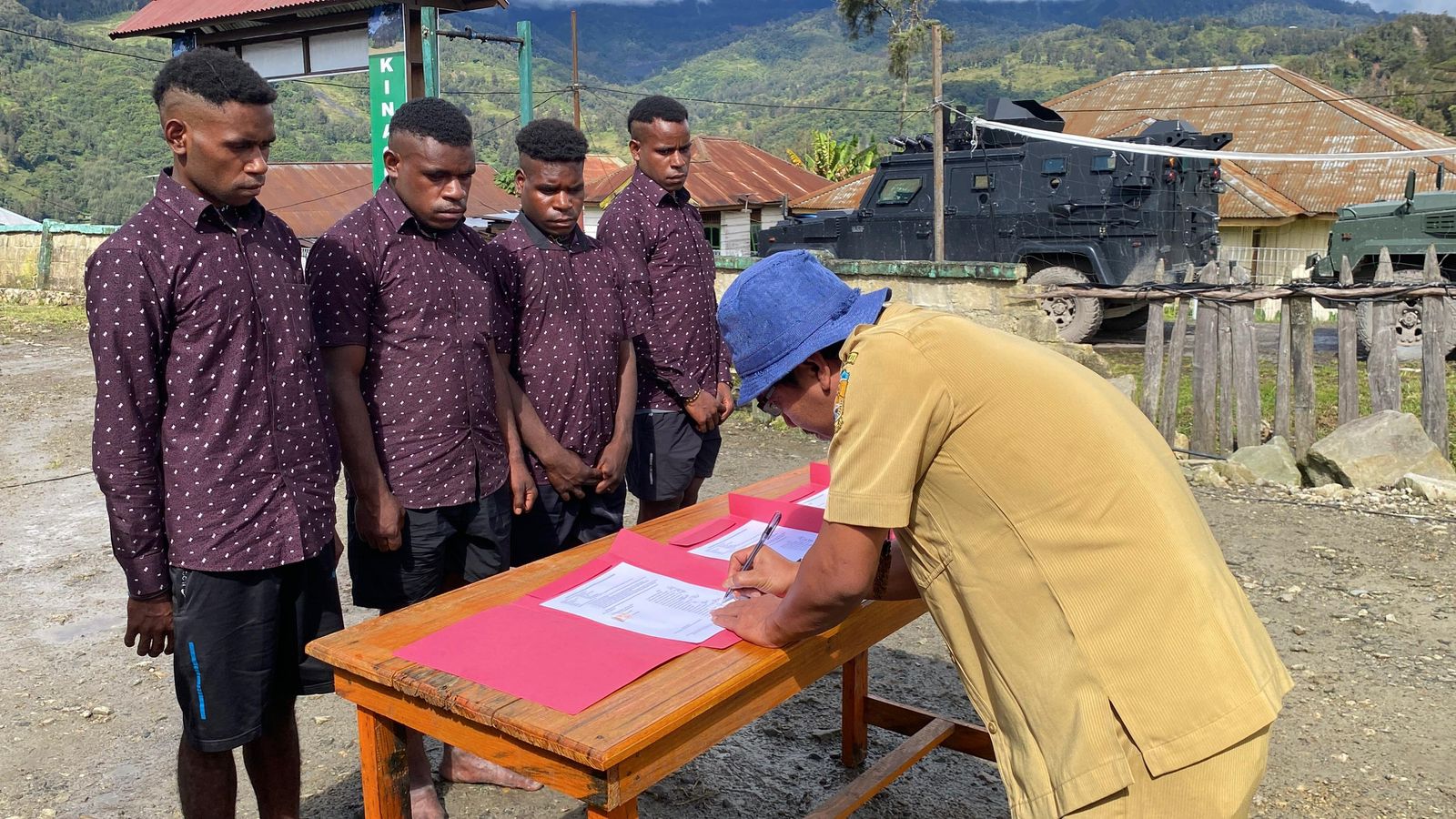 Empat mantan anggota OPM berikrar setia ke NKRI (SinPo.id/ Puspen TNI)