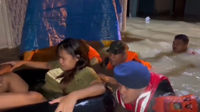 Evakuasi ibu-ibu yang hendak melahirkan di Kebon Pala (SinPo.id/Dok.PMJ)