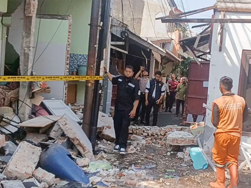 Rumah yang luluh lantak di Duren Sawit (SinPo.id/ Beritajakarta)