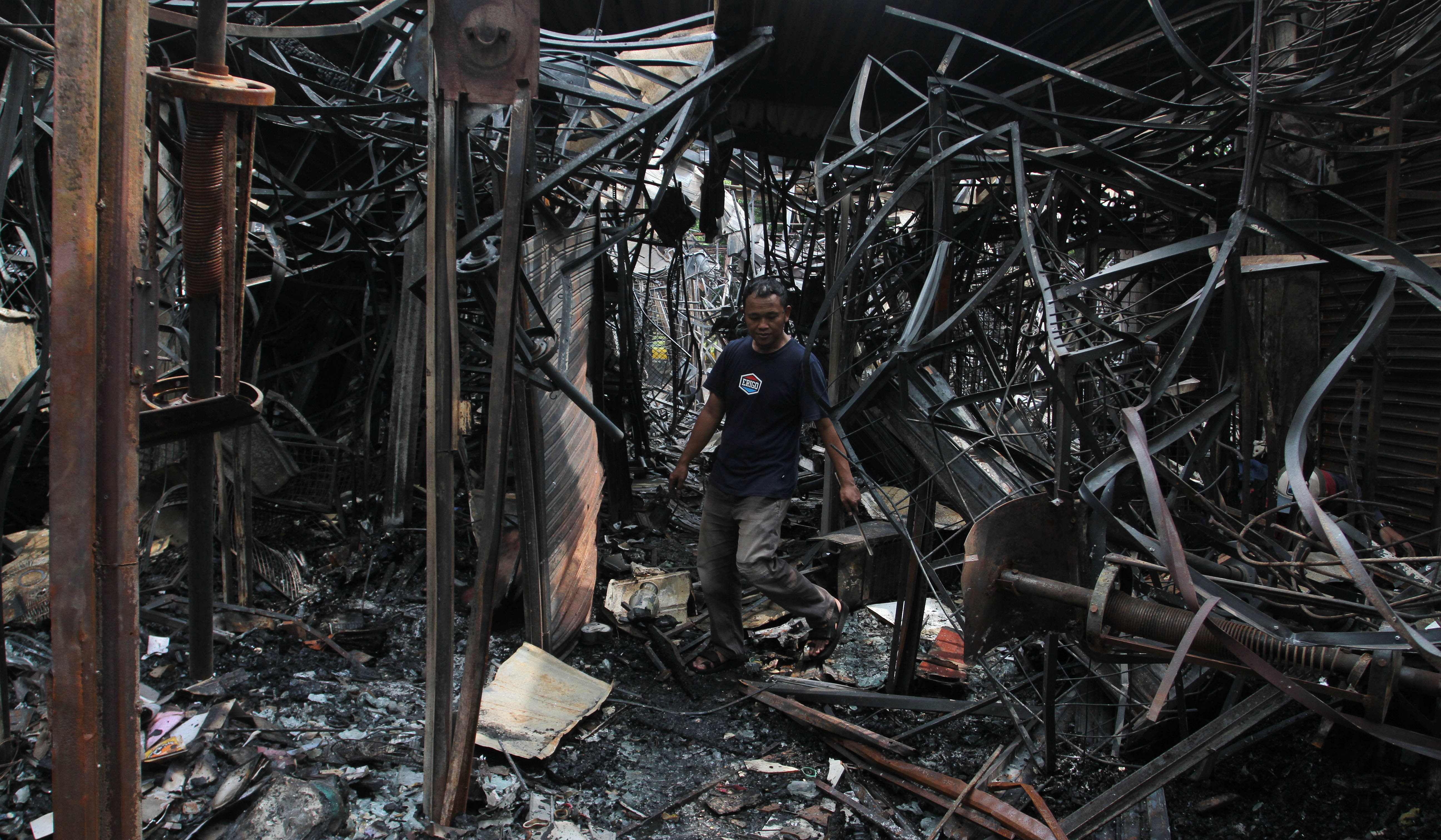 Sisa kebakaran Pasar Taman Puring. (Agus Priatna/SinPo.id)