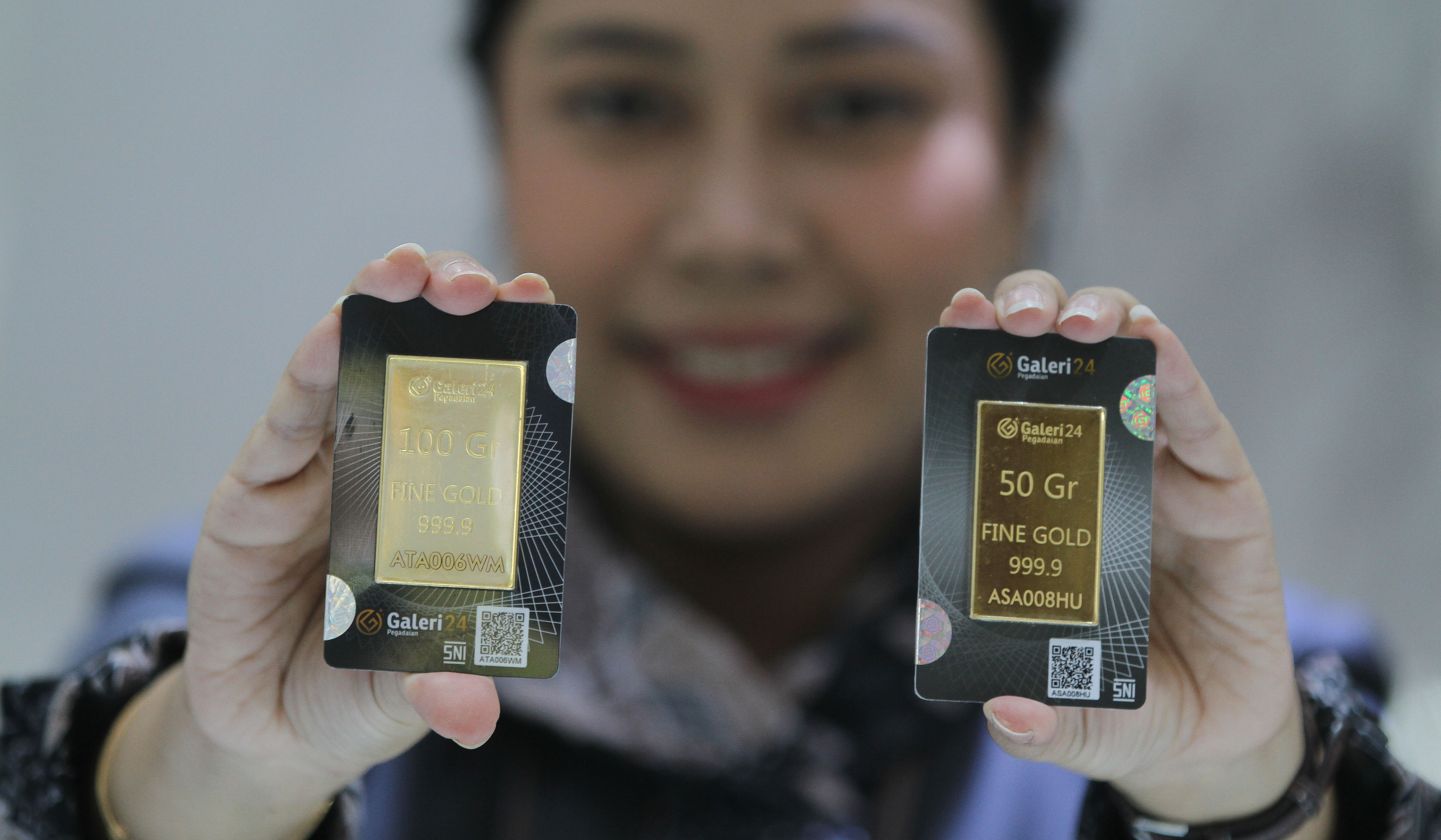 Pramuniaga menunjukkan emas Galeri 24. (Agus Priatna/SinPo.id)