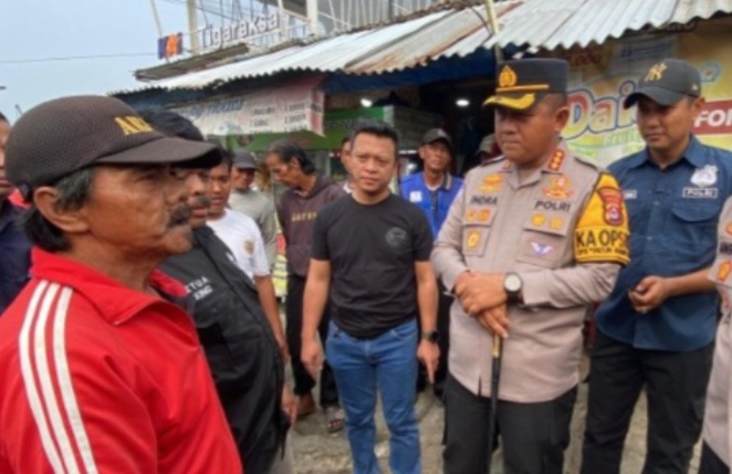 Kapolresta Tangerang saat berbincang dengan para opang (SinPo.id/Dok.Polres Tangerang)