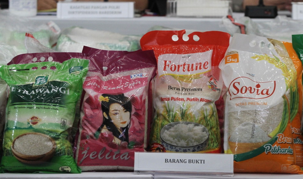 Ilustrasi barang bukti beras oplosan yang disita Bareskrim Polri (SinPo.id/ Agus Priatna)