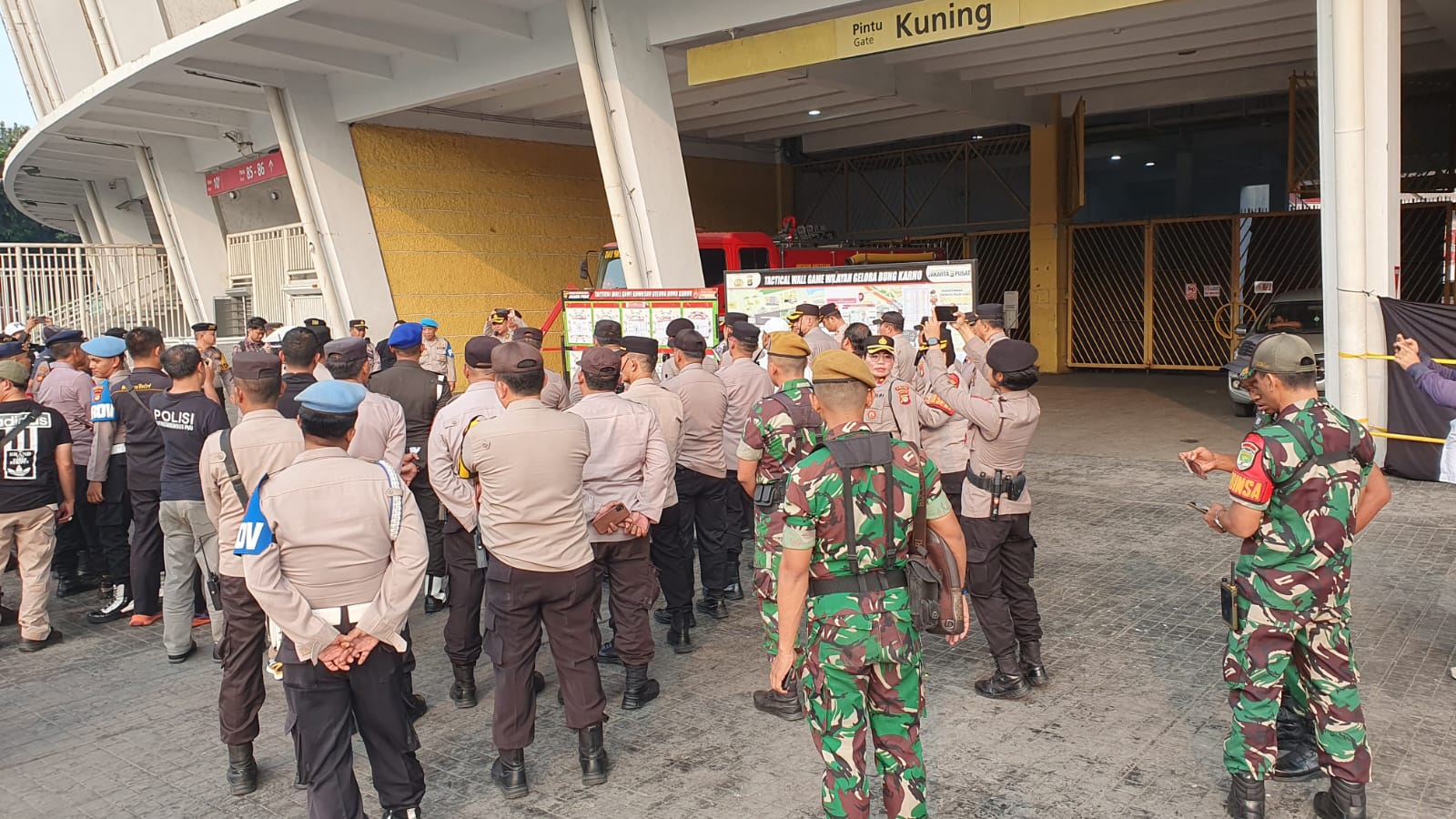 Pengamanan laga Indonesia vs Malaysia U-23 di GBK (SinPo.id/ Humas Polda Metro Jaya)