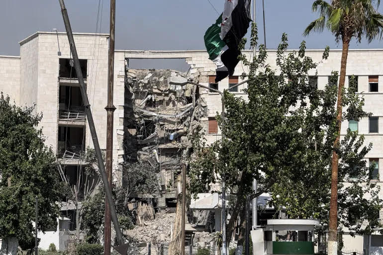 Israel melancarkan serangan udara dahsyat di dekat Istana Kepresidenan Suriah dan markas militer di jantung Kota Damaskus.. (SinPo.id/Al Jazeera)