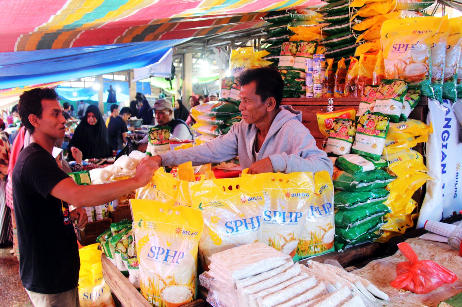 Penyaluran beras SPHP oleh Bulog (SinPo.id/ Dok. Bulog)