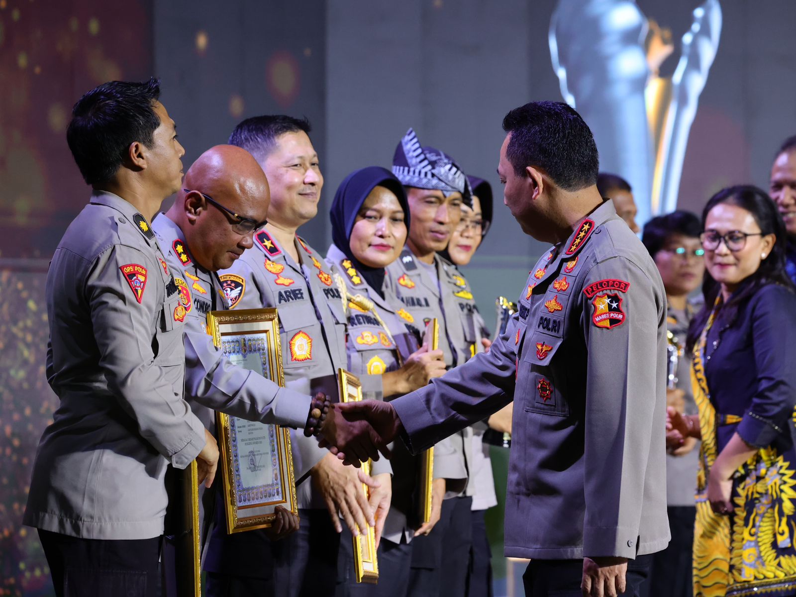 Kapolri Jenderal Listyo Sigit Prabowo saat memberikan Hoegeng Awards 2025 ke lima polisi teladan (SinPo.id/Dok.Polri)