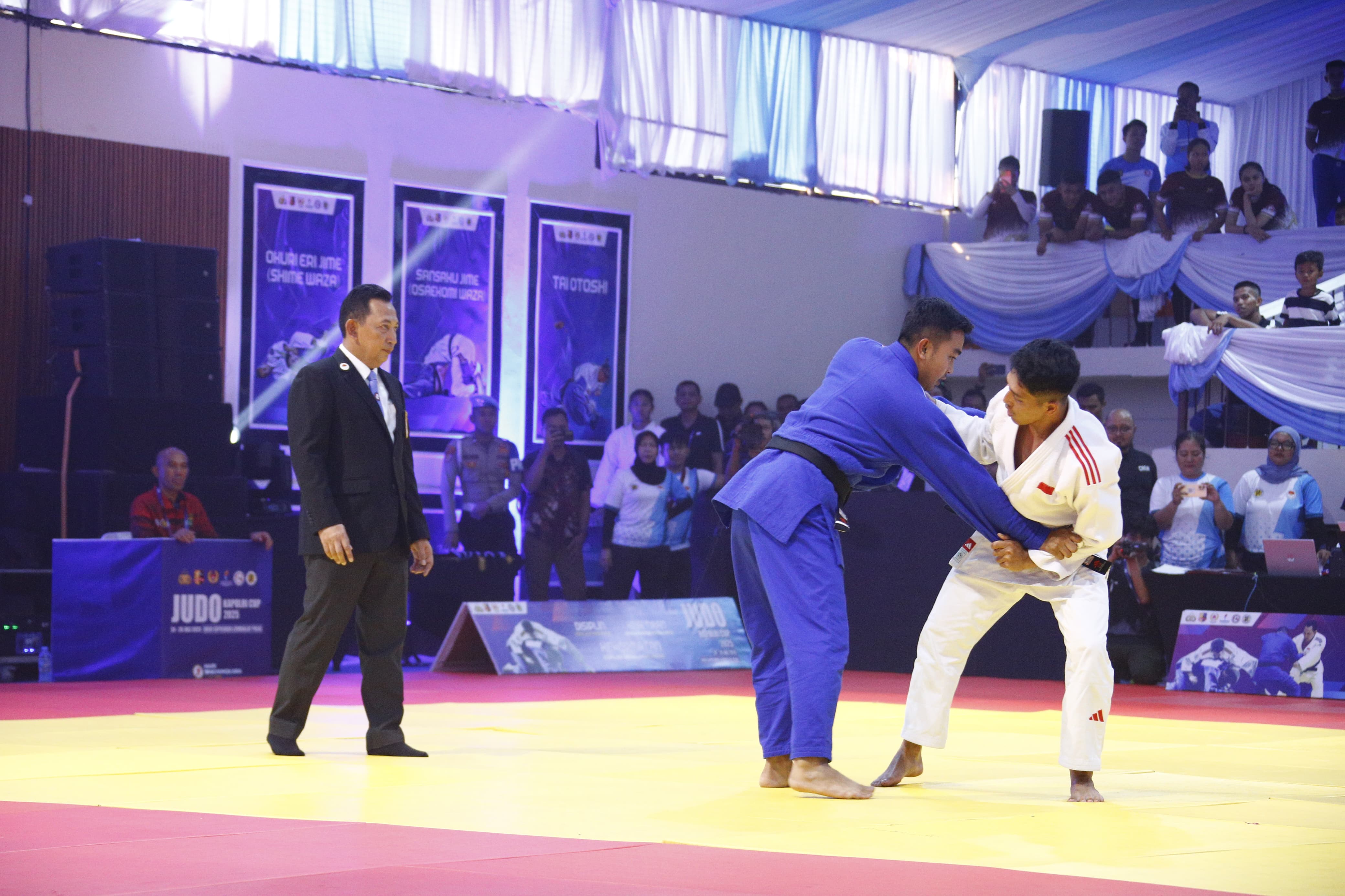 Kapolri Jadi Wasit di Kejuaraan Judo Kapolri Cup 2025 (SinPo.id/Humas Polri)