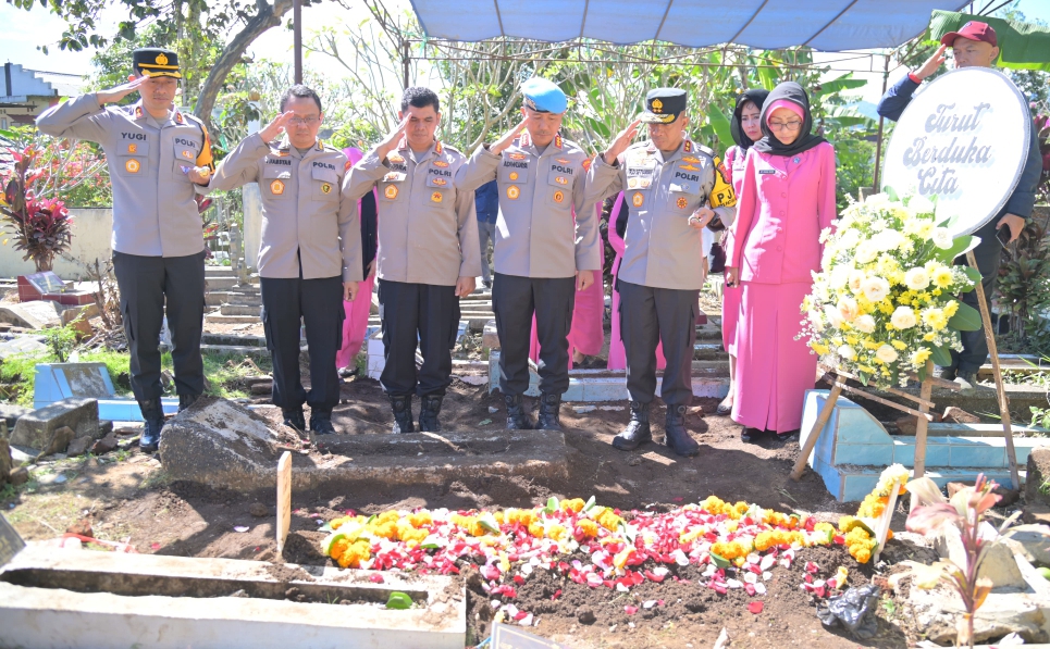 Pemakaman almarhum Bripka Cecep Saeful Bahri (SinPo.id/ Dok.Polri)