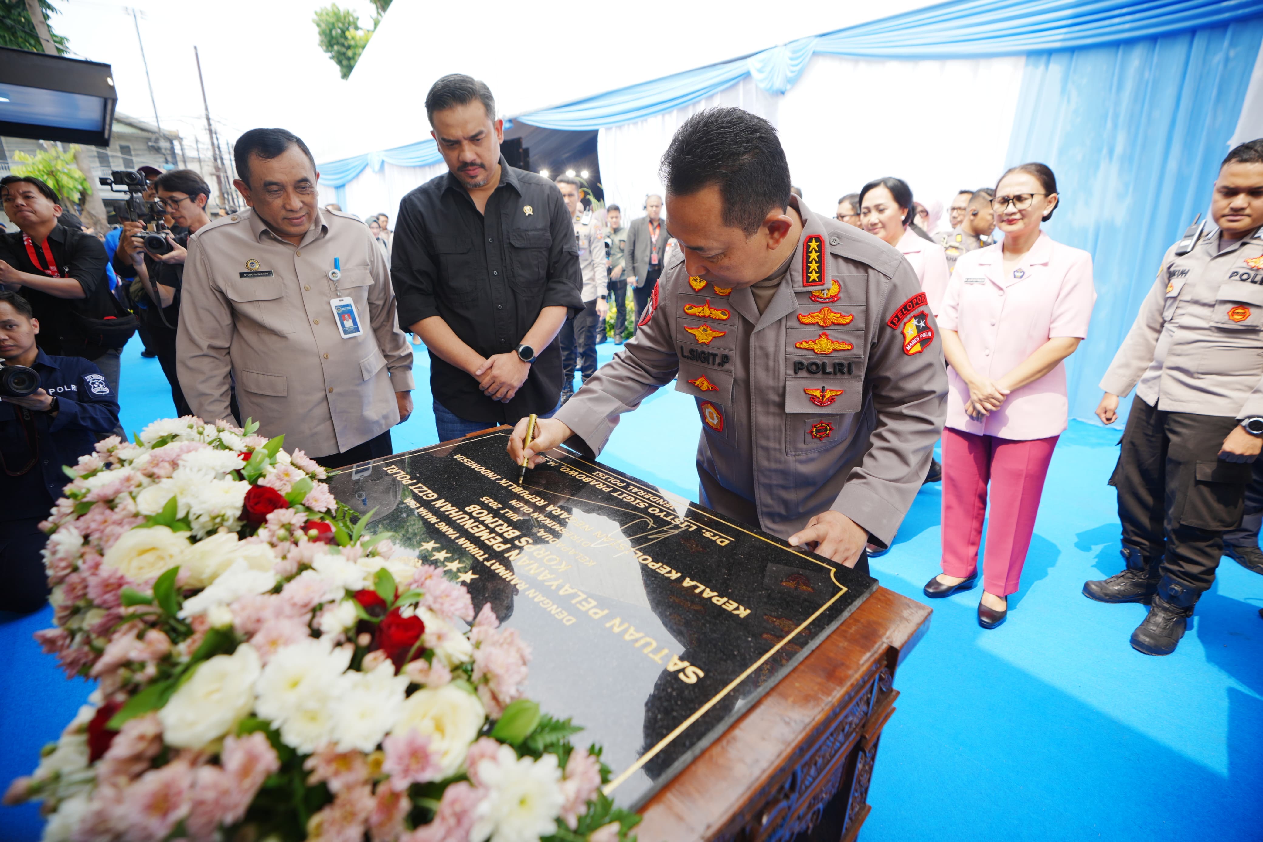 Kapolri saat meresmikan SPPG di Depok (SinPo.id/Dok.Polri)