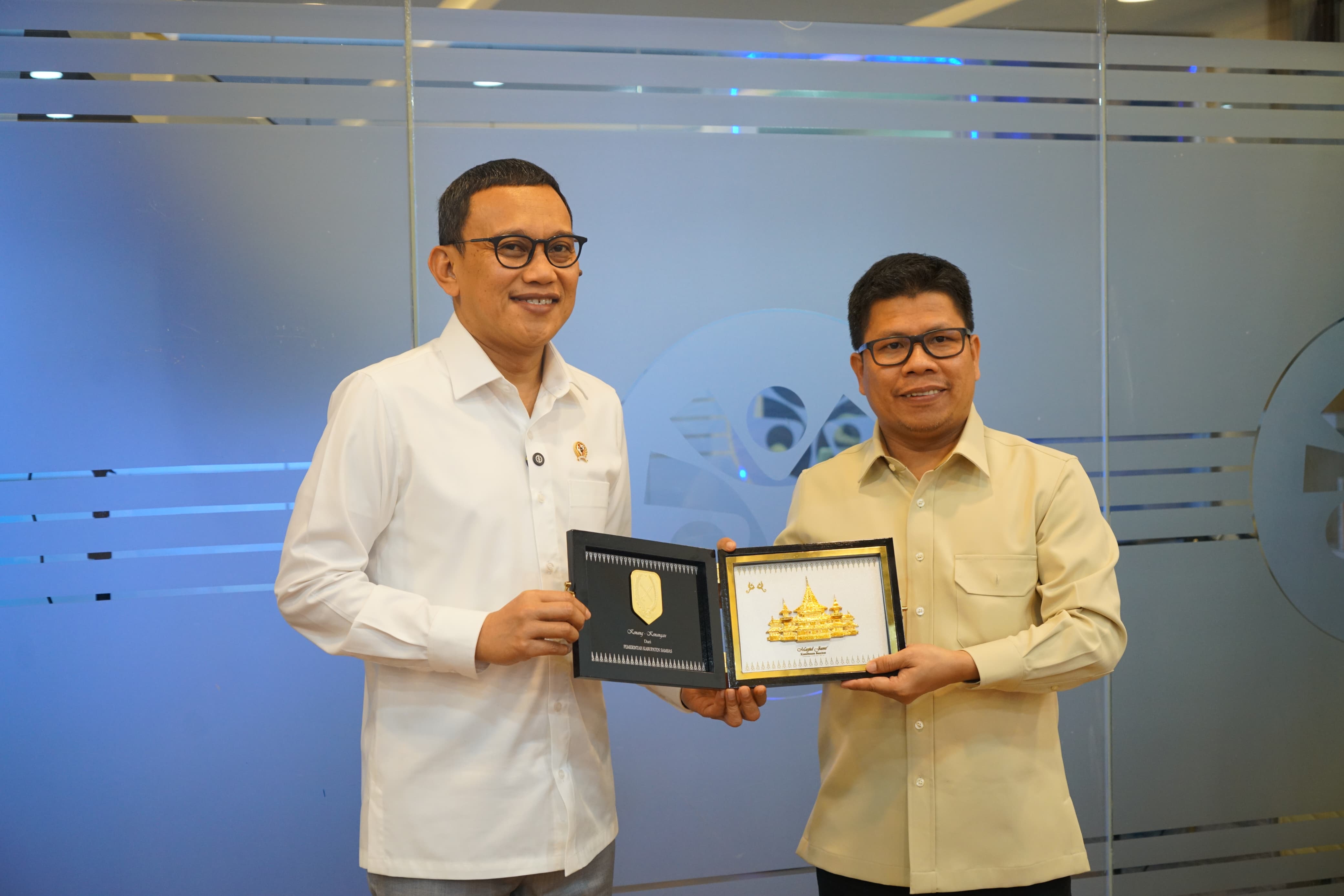 Menteri P2MI Abdul Kadir Karding dan Bupati Sambas, Satono (SinPo.id/ Dok. KP2MI)