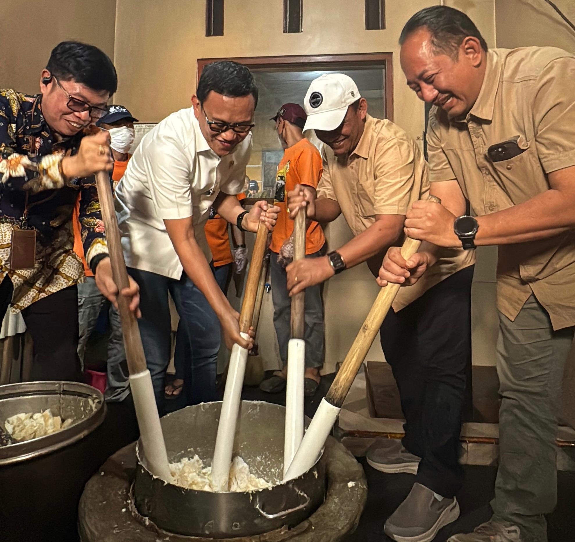 Menteri P2MI Abdul Kadir Karding meninjau usaha Gethuk Take milik purna PMI (SinPo.id/ Dok. KP2MI)