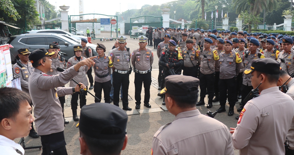 Anggota Polri mengawal aksi di silang Monas Jakpus (SinPo.id/Dok.Polres Jakpus)