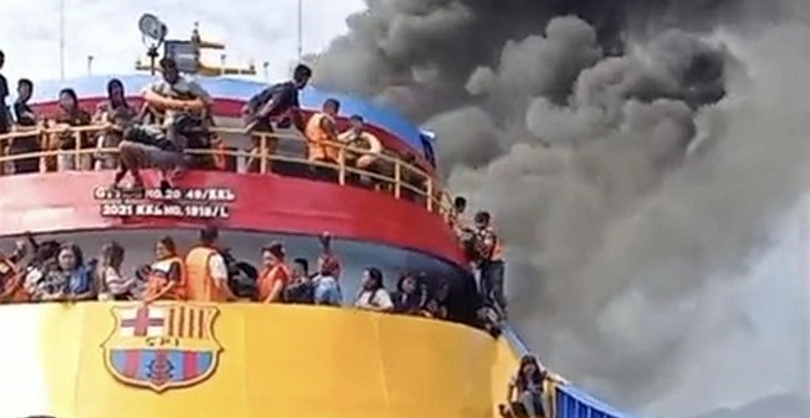Kebakaran KM Barcelona di Perairan Pulau Talise, Minahasa Utara. (SinPo.id/tangkap layar)