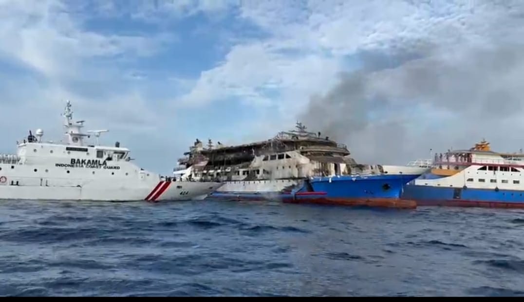 Bakamla evakuasi korban KM Barcelona 5 (SinPo.id/ Dok. Bakamla)