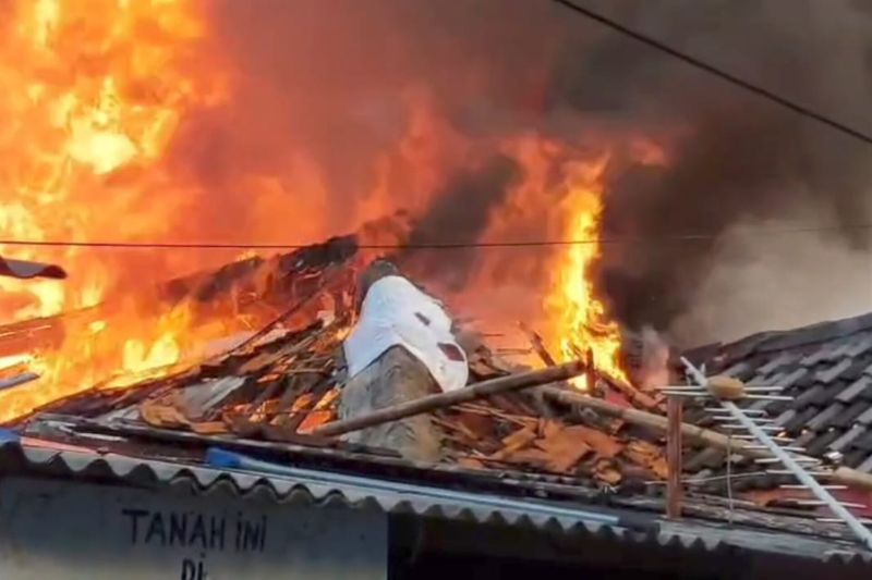 Kebakaran melanda Jalan Kutilang 28, RW 02, Bukit Duri, Tebet, Jakarta Selatan dengan korban empat anak tewas. (SinPo.id/Dok. Pribadi)