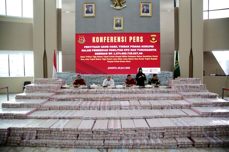 Kejagung Sita barang bukti kasus korupsi dari CPO Rp. 1,37 triliun (Ashar/SinPo.id)