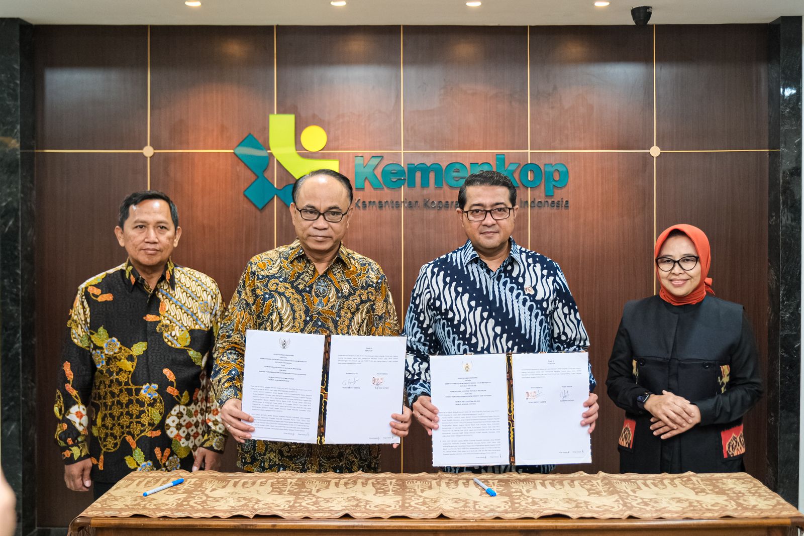 Menteri Ekraf dan Menteri Koperasi menandatangani MoU, Kementerian Ekraf dukung Koperasi Desa Merah Putih (SinPo.id/Kementerian Ekraf)