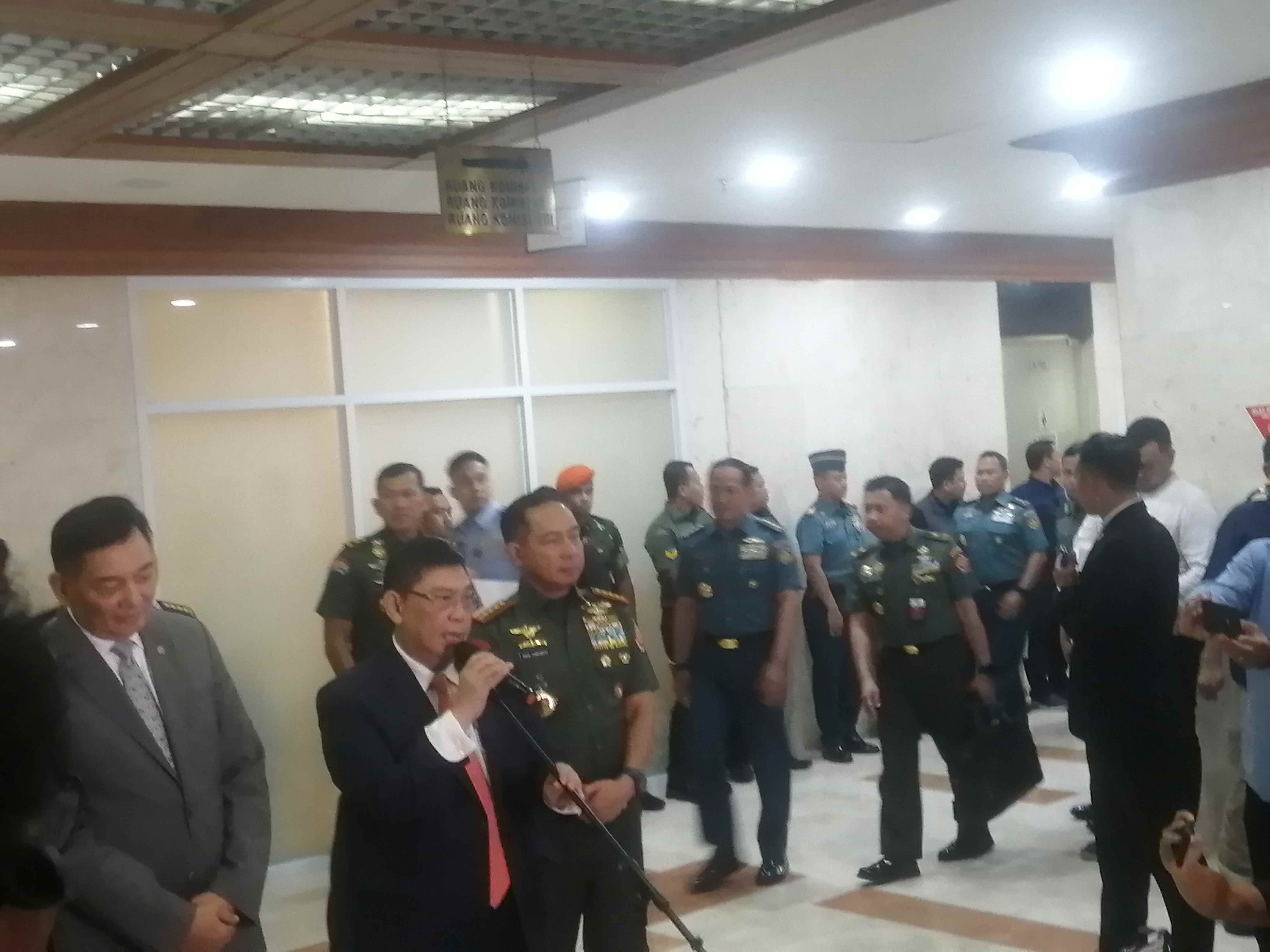 Ketua Komisi I DPR Utut didampingi Menhan dan Panglima TNI. (SinPo.id/Tio)