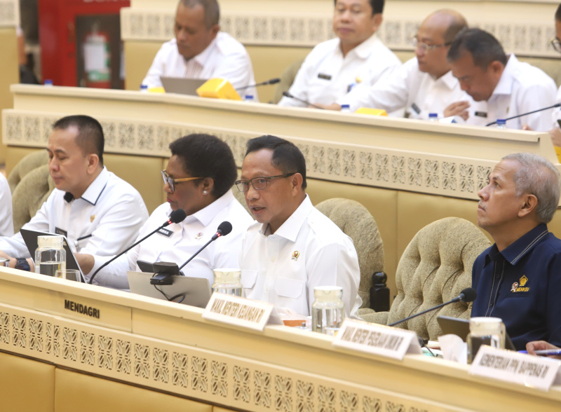 Komisi II gelar raker dengan Mendagri Titi Karnavian membahas Daerah Otonomi Khusus (DOK) dan Daerah Otonomi Baru (DOB) dengan empat Gubernur di Papua (Ashar/SinPo.id)