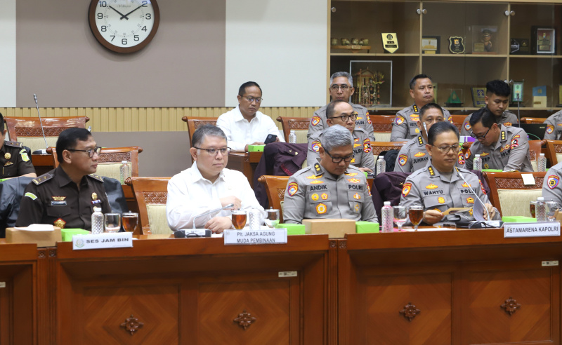 Komisi III DPR menggelar raker dengan Plt Jaksa Agung Muda R Narendra dan Astamarena Kapolri Komjen Pol Wahyu Hadiningrat membahas laporan APBN TA 2024 dan RKA dan RKP TA 2026 (Ashar/SinPo.id)