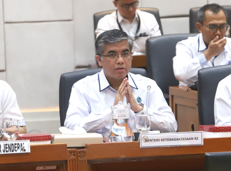 Komisi IX DPR gelar raker dengan Menaker Yassierli bahas laporan keuangan APBN TA 2024 (Ashar/SinPo.id)