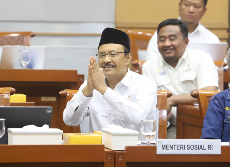 Komisi VIII DPR menggelar raker dengan Mensos Syaifullah Yusuf (Gus Ipul) membahas RKL TA 2025