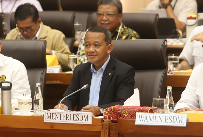 Komisi XII DPR menggelar raker dengan Menteri ESDM Bahlil Lahadalia membahas Asumsi Sektor ESDM RAPBN 2026 (Ashar/SinPo.id)