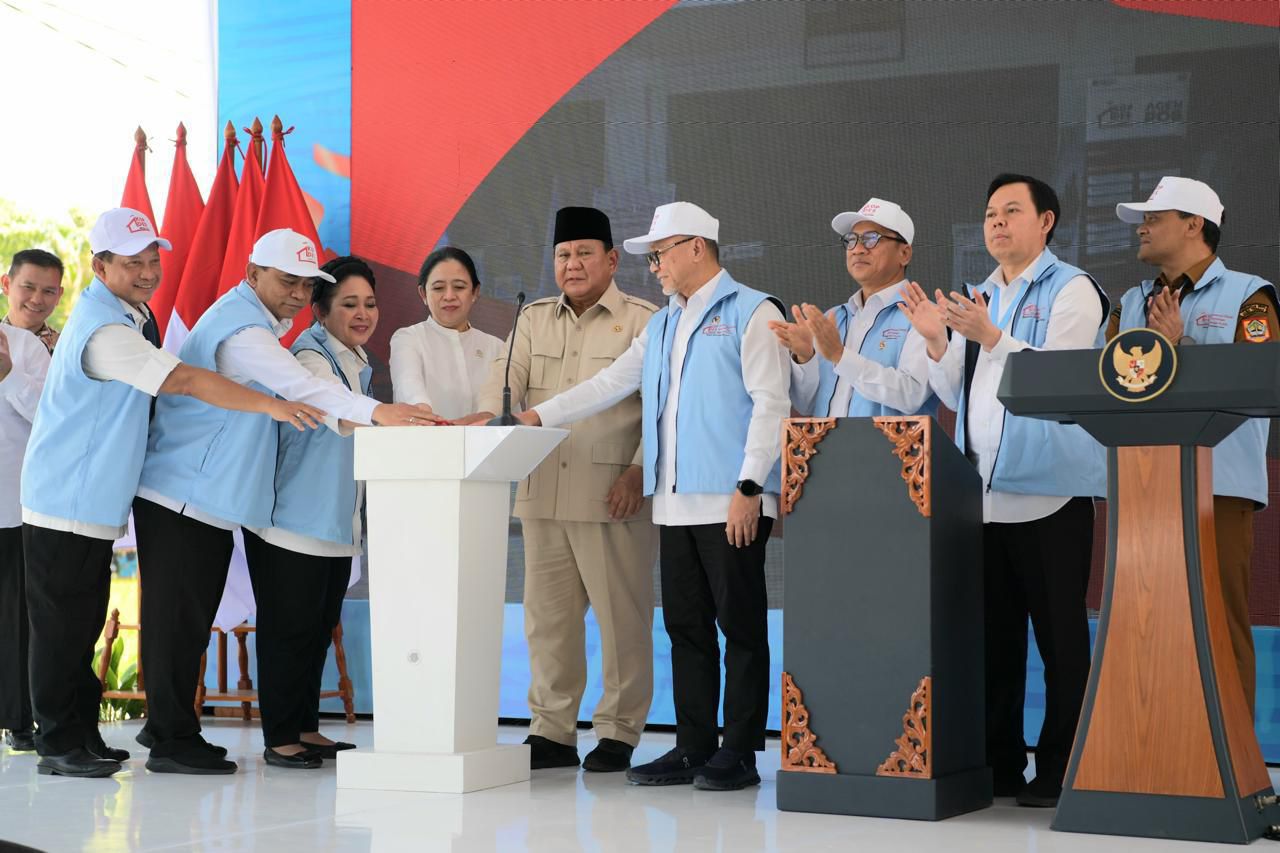 Menkop Budi mendampingi Presiden Prabowo meresmikan Kopdes Merah Putih. (SinPo.id/ Dok. Kemenkop)