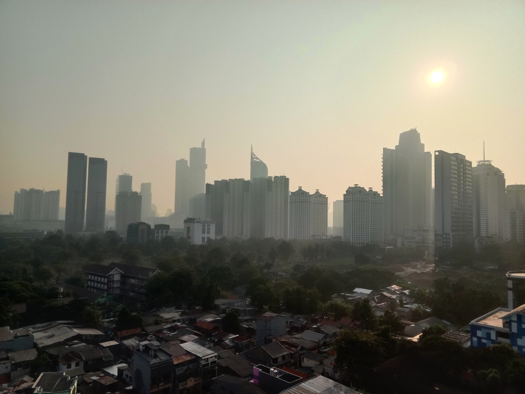 Dari pantauan situs IQAir DKi Jakarta pada hari ini Senin kualitas uda terburuk terlihat tebalnya polusi udara di gedung-gedung (Ashar/SinPo.id)